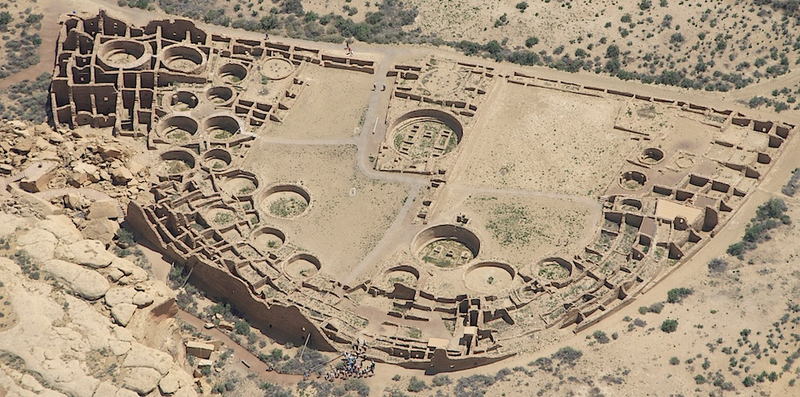 Vista aérea de Pueblo Bonito. Wikimedia Commosn